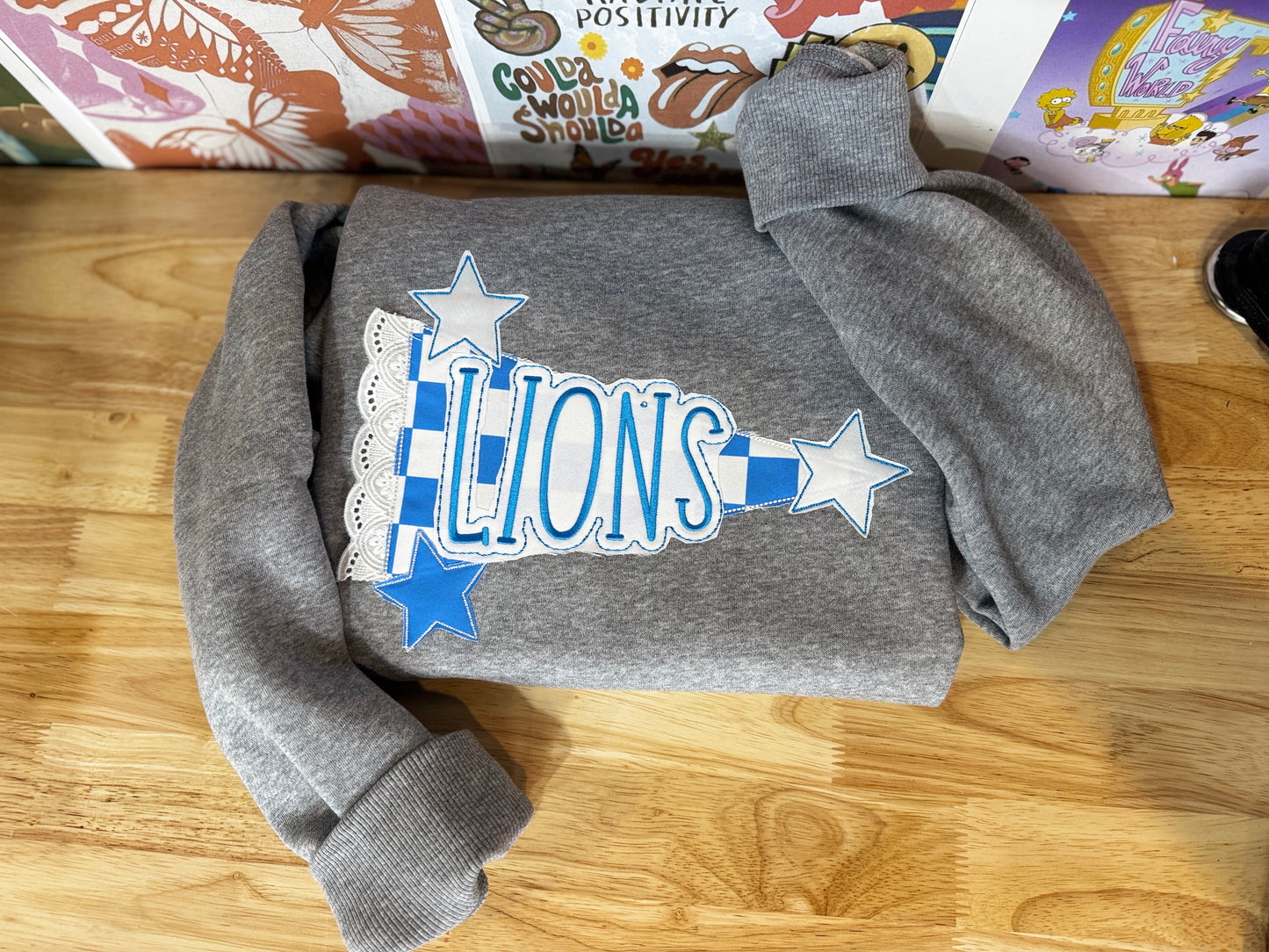 Embroidered lions pennant crewneck