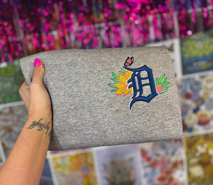 Embroidered floral D crewneck