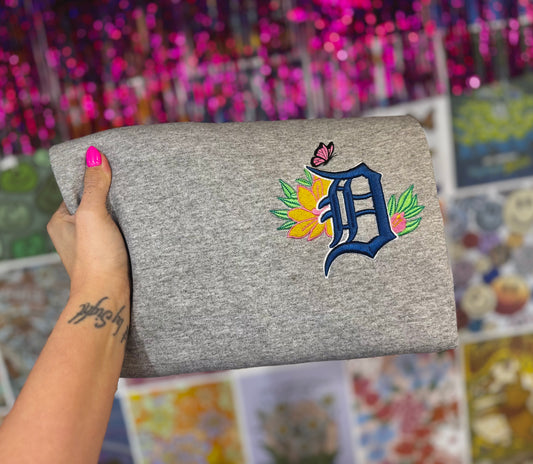 Embroidered floral D crewneck